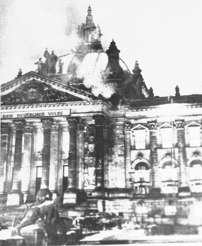 El Reichstag de Berlín en llamas el 27 de febrero de 1933