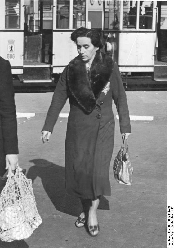 Mujer judía obligada a llevar la estrella amarilla en Berlín en septiembre de 1941