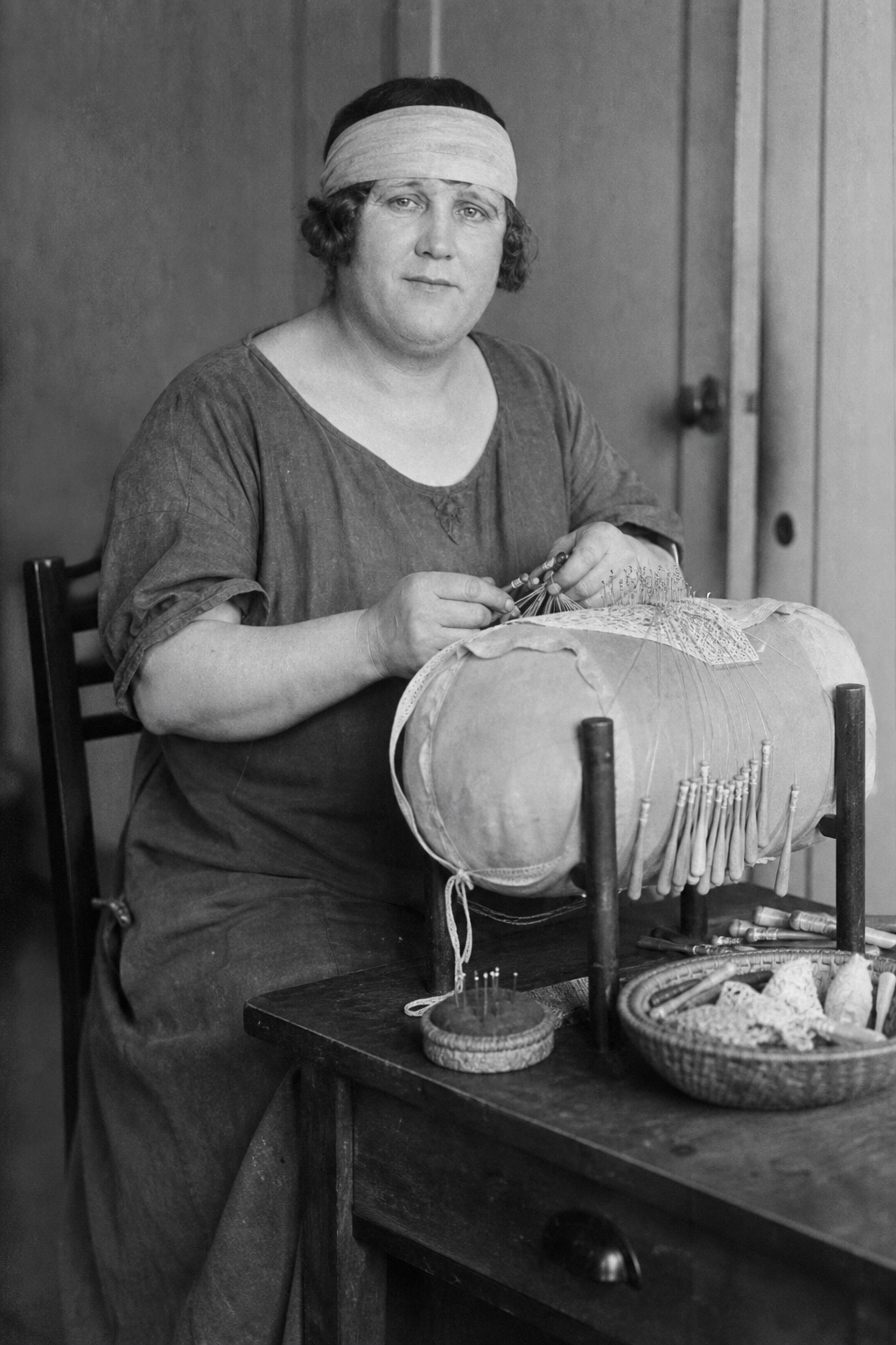 Dora Richter trabajando con bolillos, 1930